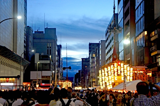 夕暮れの宵山の様子