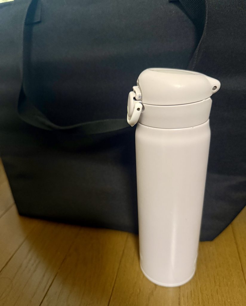 買い物に持っていくバッグと水筒
